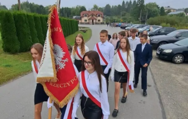 Przejście uczni&oacute;w ze Sztandarem