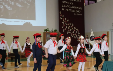 taniec w wykonaniu uczni&oacute;w