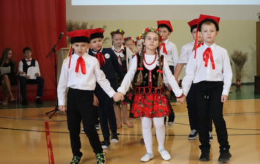 taniec w wykonaniu uczni&oacute;w
