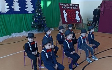 Występ uczni&oacute;w-taniec chłopc&oacute;w w kapeluszach.