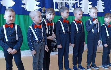Występ uczni&oacute;w-wiersze.