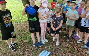 Uczniowie podczas zabawy na świeżym powietrzu w Parku Rekreacyjno -  Edukacyjnym