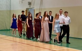 Polonez w wykonaniu uczni&oacute;w klasy VII i VIII