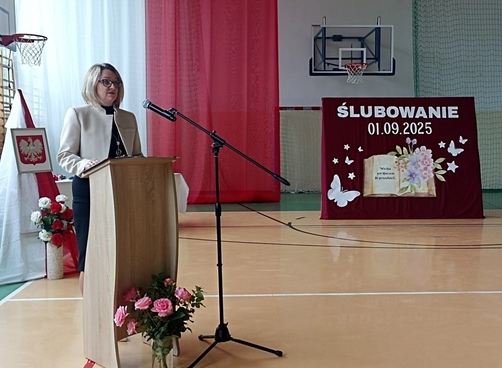 Pani Dyrektor przemawiająca na ropoczęciu roku szkolnego 2025/26