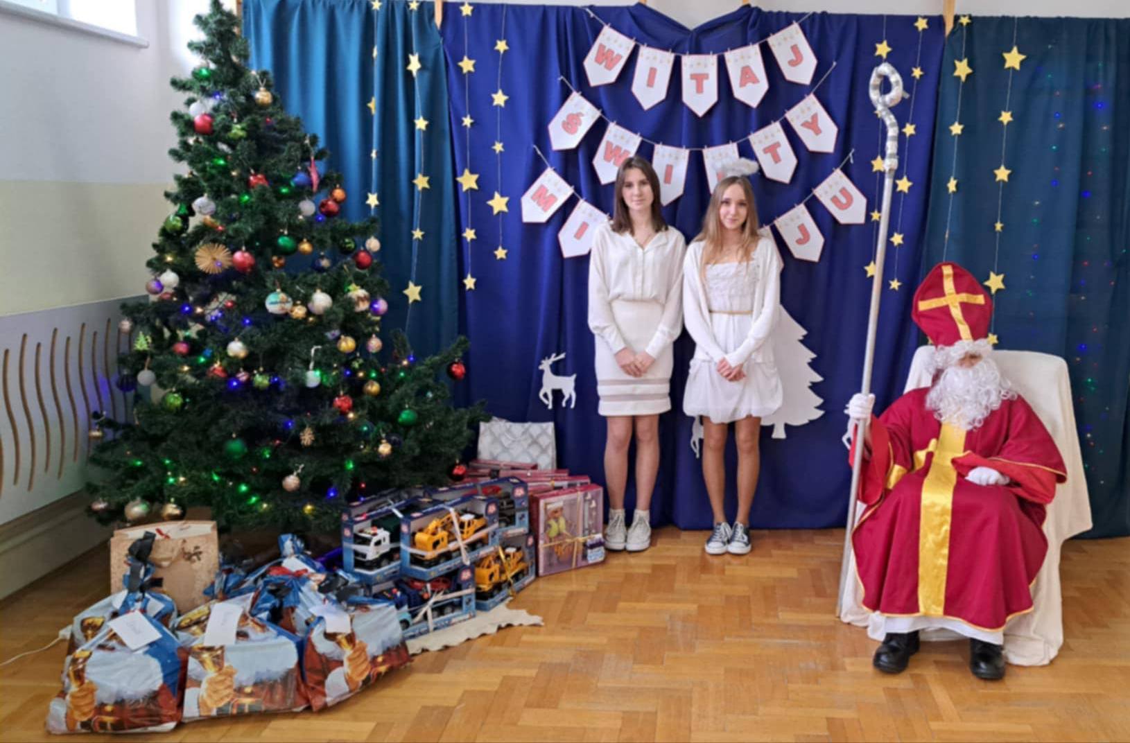 Mikołaj z&nbsp;aniołkami