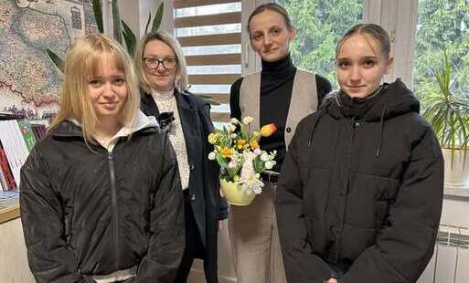 Pani Sekretarz UG w Skołyszynie z Panią Dyrektor i uczniami podczas składania życzeń.