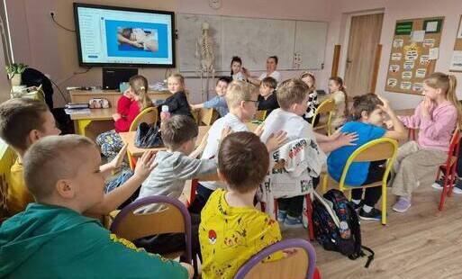 Ćwiczenia ruchowe dzieci pod okiem fizjoterapeuty.