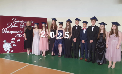 Zdjęcie do Uuroczyste zakończenie roku szkolnego dla uczni&oacute;w klas I&ndash;VII oraz wzruszające pożegnanie klasy VIII 