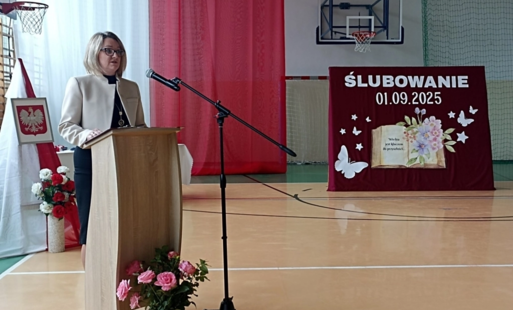 Pani Dyrektor przemawiająca na ropoczęciu roku szkolnego 2025/26