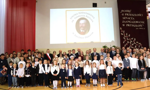 Zdjęcie uczniów i zaproszonych gości