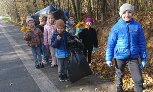 Uczniowie sprzątają najbliższą okolicę.