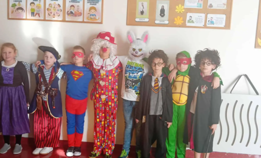 Uczniowie przebrani za różne postacie z bajek