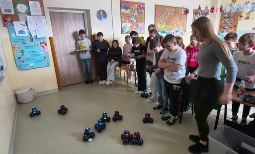 Uczniowie podczas programowania robotów